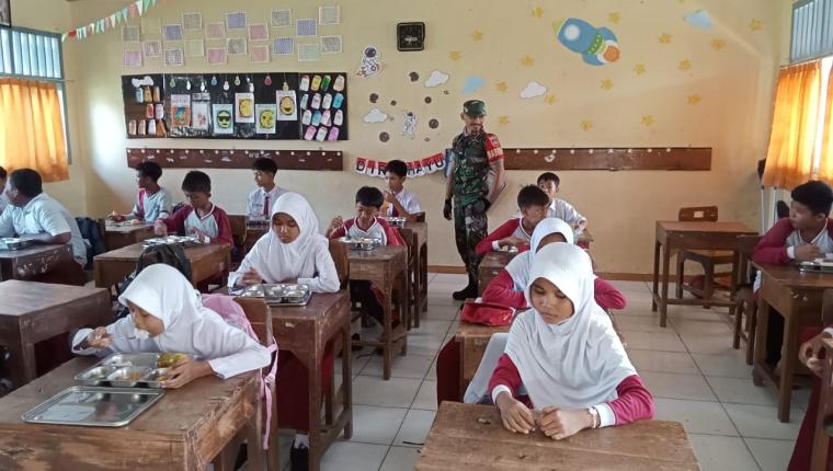 Babinsa Dampingi Program Makan Bergizi Gratis untuk Anak Sekolah di Sokanandi