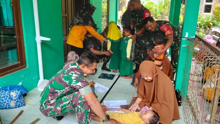 Babinsa Koramil 13 Banjarmangu Dampingi Kegiatan Posyandu di Desa Gripit