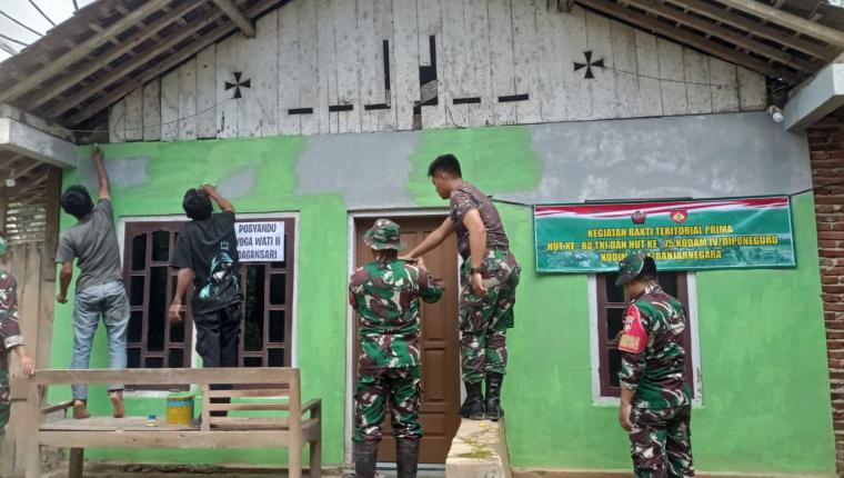 TNI dan Warga Perbaiki Posyandu Wujud Kepedulian pada Kesehatan Ibu dan Anak