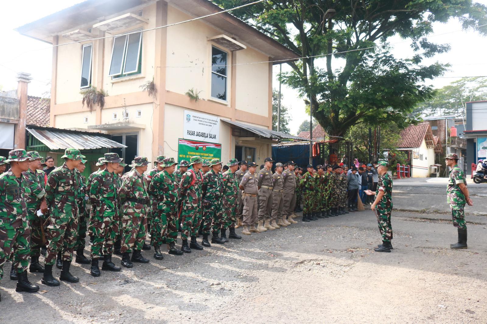 Sinergi TNI, Polri, dan Warga Banjarnegara Bersihkan Pasar Salak