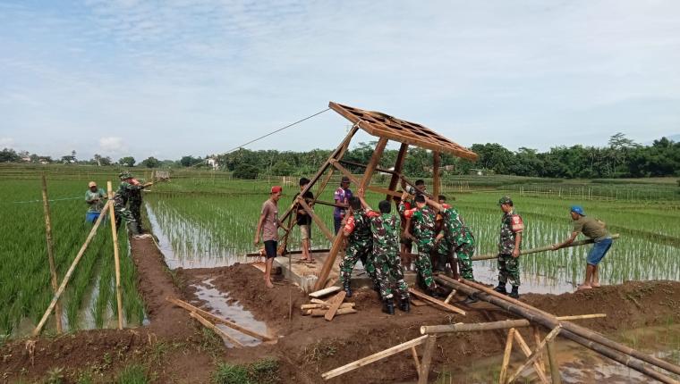 Babinsa Dukung Program Irigasi Perpompaan Lahan Pertanian Pemasangan Tower Tandon Air