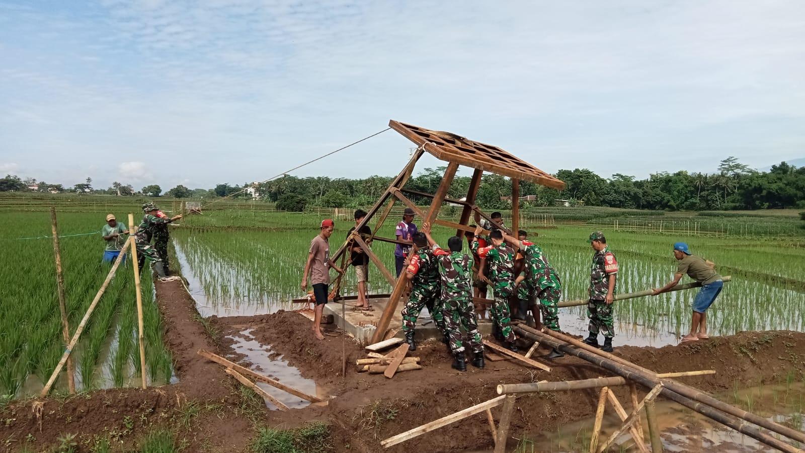 Babinsa Dukung Program Irigasi Perpompaan Lahan Pertanian Pemasangan Tower Tandon Air
